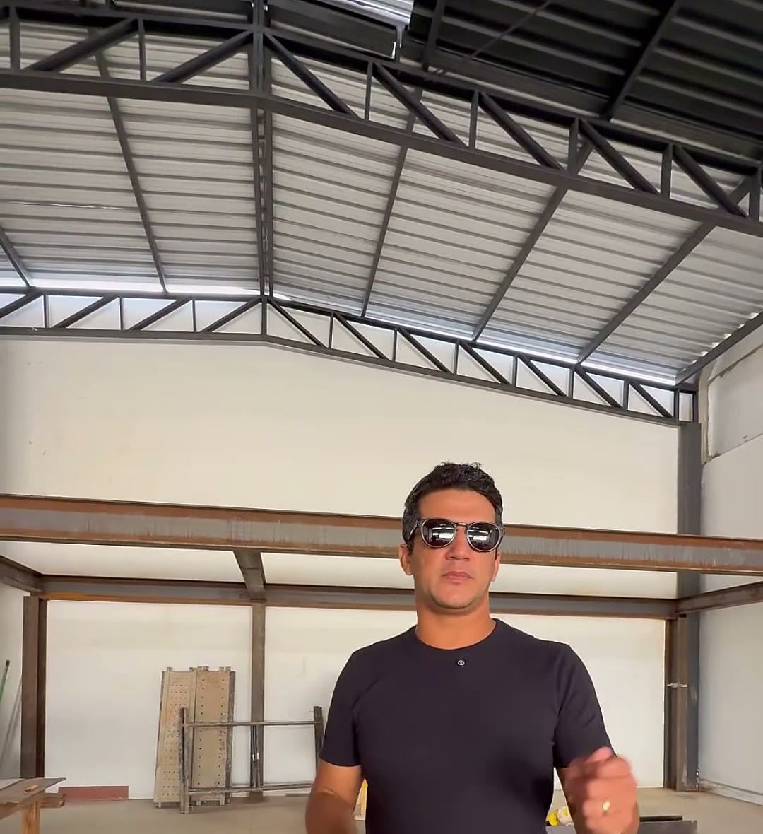 Marcos no galpão em execução