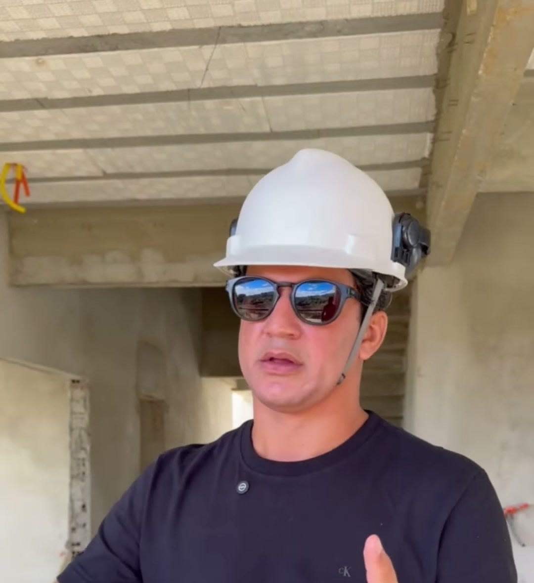 Marcos Felipe, engenheiro da Construtora Rede, na obra