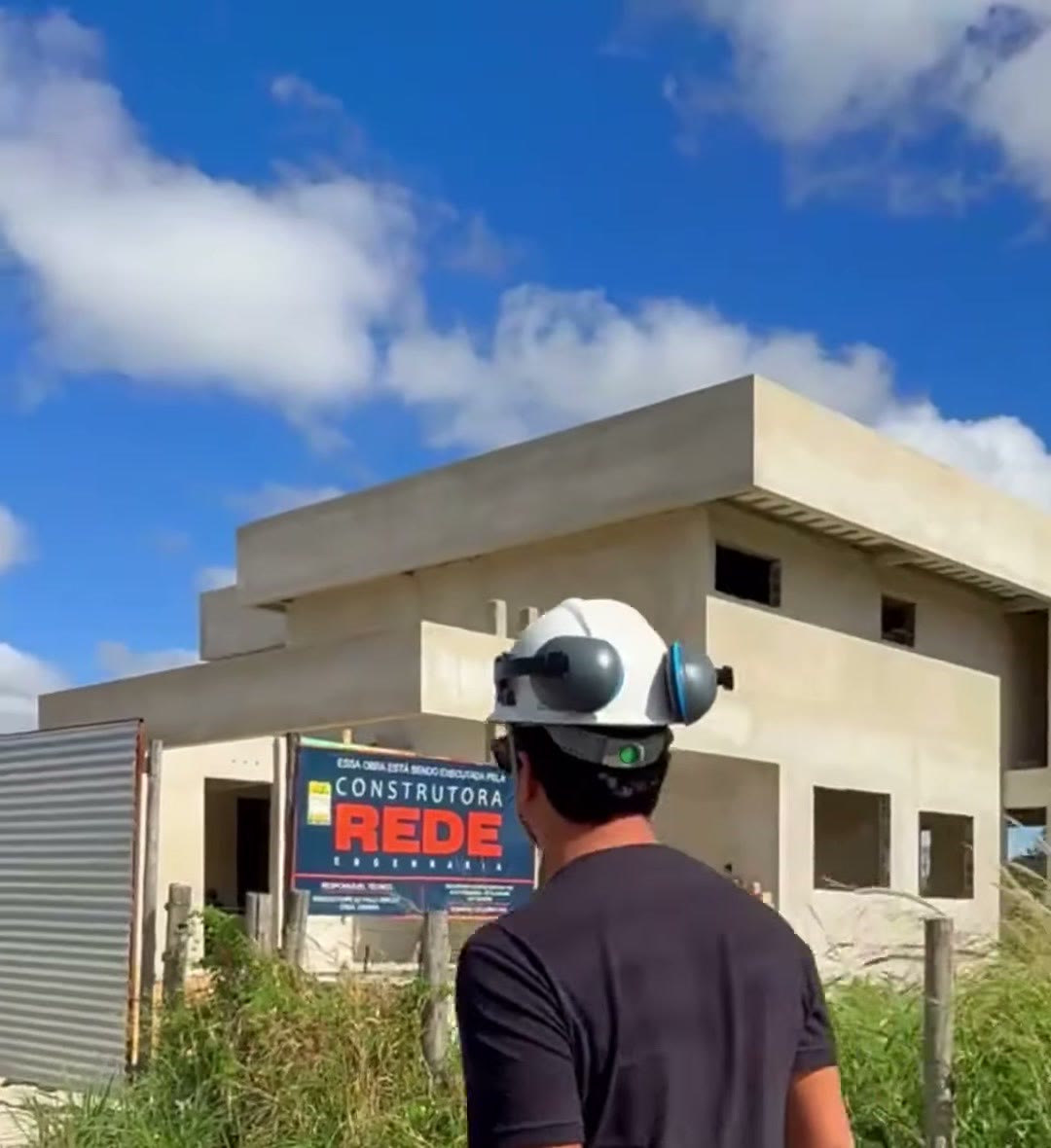 Obra de alto padrão com a placa da Construtora Rede